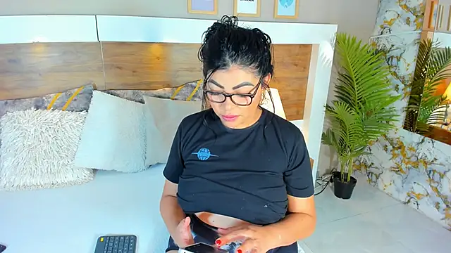 Snapshot of EmaBakker chatting on 02/23/25, 01:10 EmaBakker online show from 02/23/25, 01:10