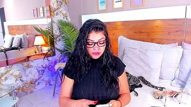 Snapshot of EmaBakker chatting on 10/18/25, 01:12 EmaBakker online show from 10/18/25, 01:12