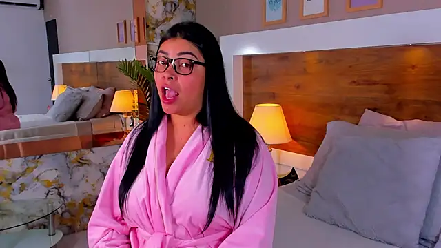 Snapshot of EmaBakker chatting on 10/23/25, 01:10 EmaBakker online show from 10/23/25, 01:10