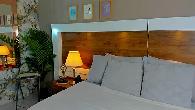 Snapshot of EmaBakker chatting on 10/24/25, 11:50 EmaBakker online show from 10/24/25, 11:50