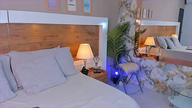 Snapshot of EmaBakker chatting on 11/22/25, 12:37 EmaBakker online show from 11/22/25, 12:37