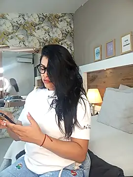 Snapshot of EmaBakker chatting on 12/14/25, 12:10 EmaBakker online show from 12/14/25, 12:10