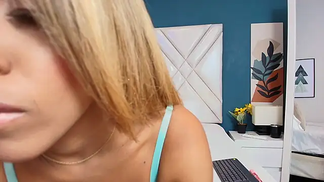Snapshot of Lana-Gross chatting on 02/21/25, 01:33 Lana-Gross online show from 02/21/25, 01:33