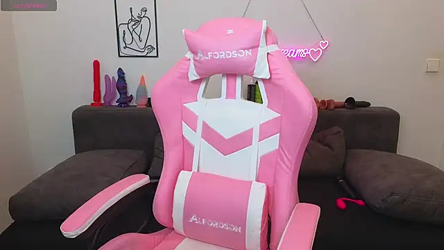 Snapshot of Milas_Dreams chatting on 10/16/25, 07:37 Milas Dreams online show from 10/16/25, 07:37