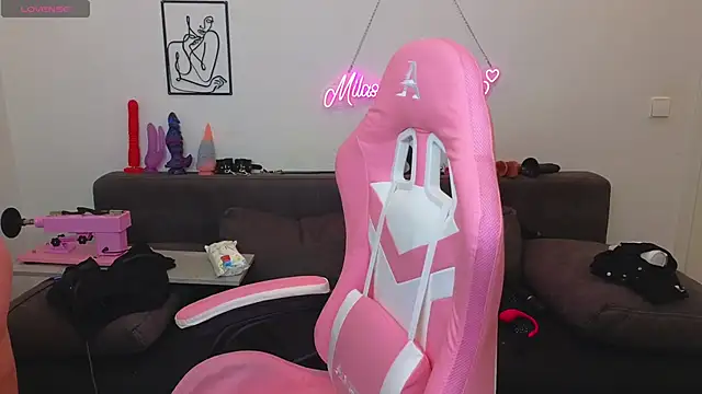 Snapshot of Milas_Dreams chatting on 10/23/25, 06:45 Milas Dreams online show from 10/23/25, 06:45