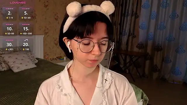 Snapshot of Nora_Failure chatting on 10/25/25, 08:55 Nora Failure online show from 10/25/25, 08:55