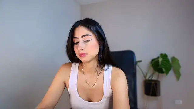 auroracaruso11 online show from 12/15/25, 09:30