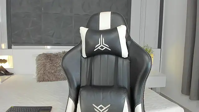 SaraGomez1 online show from 12/04/25, 12:25