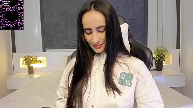 SaraGomez1 online show from 12/21/25, 12:45