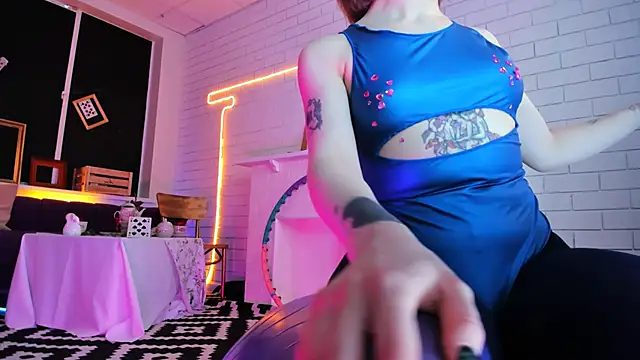 Snapshot of AphexQueen chatting on 12/28/24, 06:18 AphexQueen online show from 12/28/24, 06:18