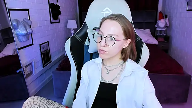 Snapshot of AphexQueen chatting on 01/11/25, 04:14 AphexQueen online show from 01/11/25, 04:14