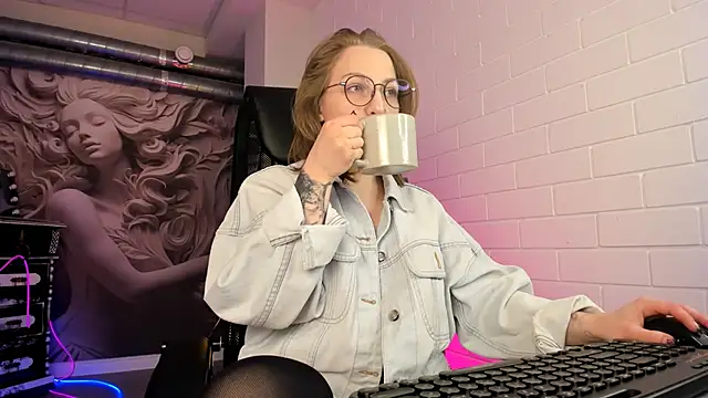 Snapshot of AphexQueen chatting on 09/19/25, 09:22 AphexQueen online show from 09/19/25, 09:22