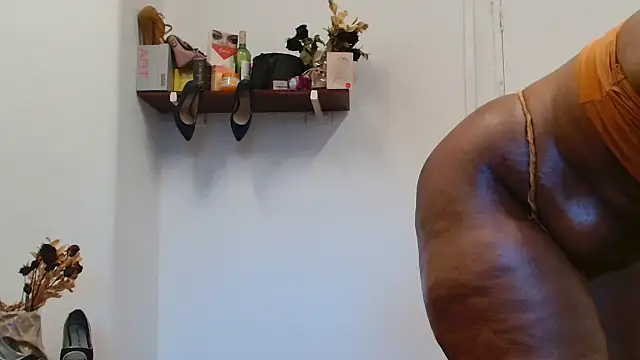 Snapshot of xTALLSEXYBUMx chatting on 10/10/25, 04:11 xTALLSEXYBUMx online show from 10/10/25, 04:11