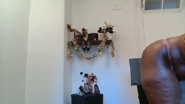 Snapshot of xTALLSEXYBUMx chatting on 11/19/25, 05:40 xTALLSEXYBUMx online show from 11/19/25, 05:40