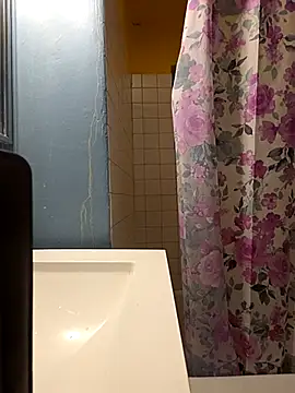 Snapshot of Jovende28 chatting on 10/31/25, 01:23 Jovende28 online show from 10/31/25, 01:23