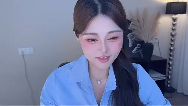 Strawberrybabyy1 online show from 10/28/25, 03:14