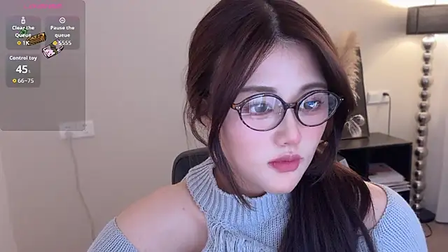 Strawberrybabyy1 online show from 11/18/25, 11:48