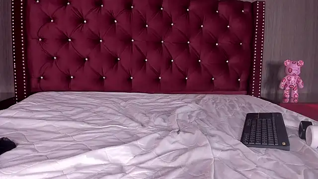 Snapshot of MilaHal_ chatting on 12/23/24, 12:35 MilaHal online show from 12/23/24, 12:35