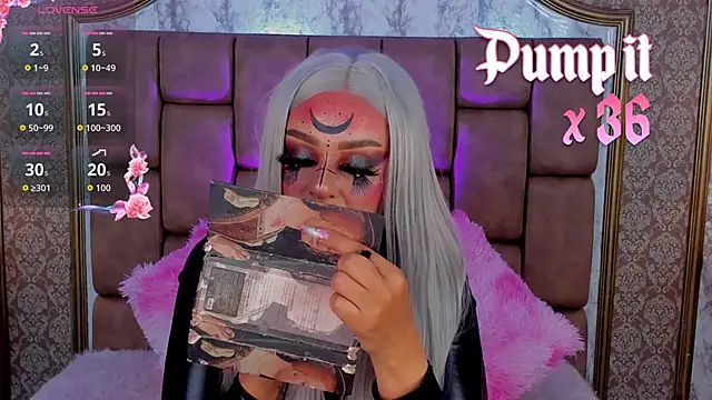 SoffiQueen online show from 10/16/25, 08:54