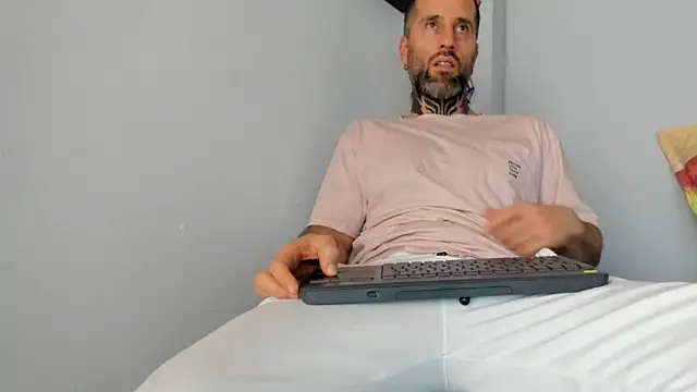 Snapshot of Antoniohot2024 chatting on 02/21/25, 09:22 Antoniohot2024 online show from 02/21/25, 09:22