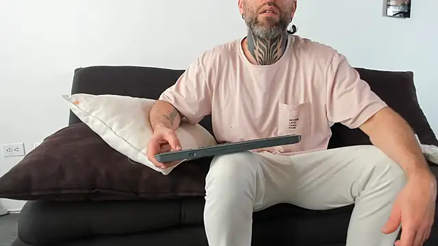 Snapshot of Antoniohot2024 chatting on 02/26/25, 04:56 Antoniohot2024 online show from 02/26/25, 04:56