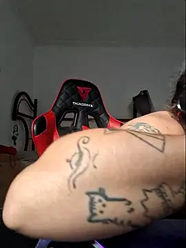 luuhcat09 online show from 10/13/25, 05:57