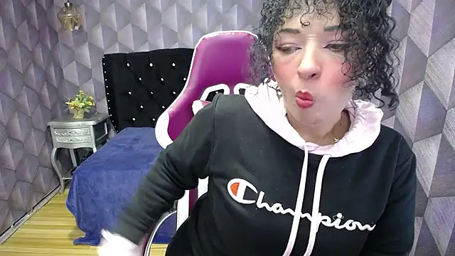 Snapshot of Sofiacowperx chatting on 02/04/25, 02:10 Sofiacowperx online show from 02/04/25, 02:10