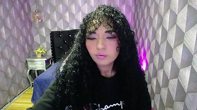 Snapshot of Sofiacowperx chatting on 02/07/25, 01:01 Sofiacowperx online show from 02/07/25, 01:01