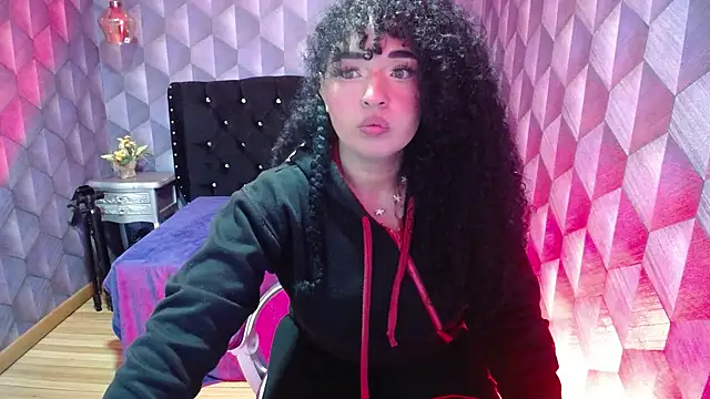 Snapshot of Sofiacowperx chatting on 02/12/25, 12:55 Sofiacowperx online show from 02/12/25, 12:55