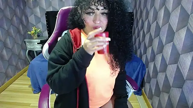 Snapshot of Sofiacowperx chatting on 02/13/25, 12:54 Sofiacowperx online show from 02/13/25, 12:54