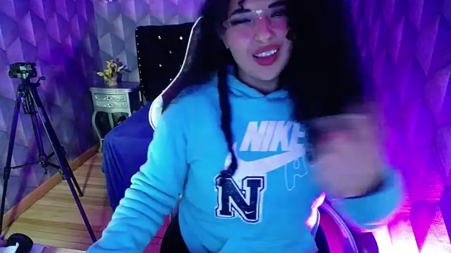 Snapshot of Sofiacowperx chatting on 02/15/25, 08:33 Sofiacowperx online show from 02/15/25, 08:33