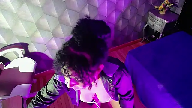 Snapshot of Sofiacowperx chatting on 02/19/25, 04:44 Sofiacowperx online show from 02/19/25, 04:44