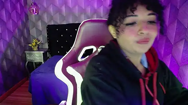 Snapshot of Sofiacowperx chatting on 02/19/25, 07:48 Sofiacowperx online show from 02/19/25, 07:48