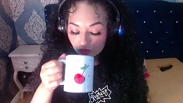 Snapshot of Sofiacowperx chatting on 04/28/26, 01:27 Sofiacowperx online show from 04/28/26, 01:27