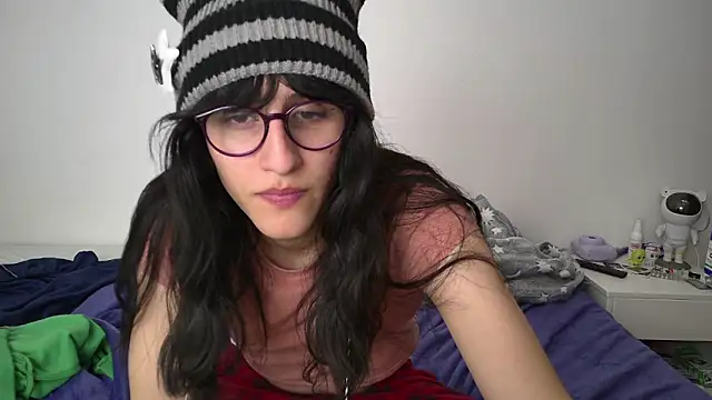 Snapshot of Alice_love29 chatting on 02/06/25, 02:33 Alice love29 online show from 02/06/25, 02:33