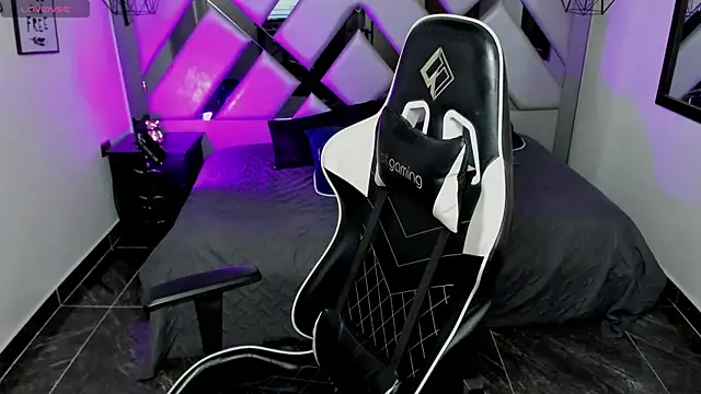 Snapshot of Nahomi-Hill chatting on 01/30/25, 01:11 Nahomi-Hill online show from 01/30/25, 01:11