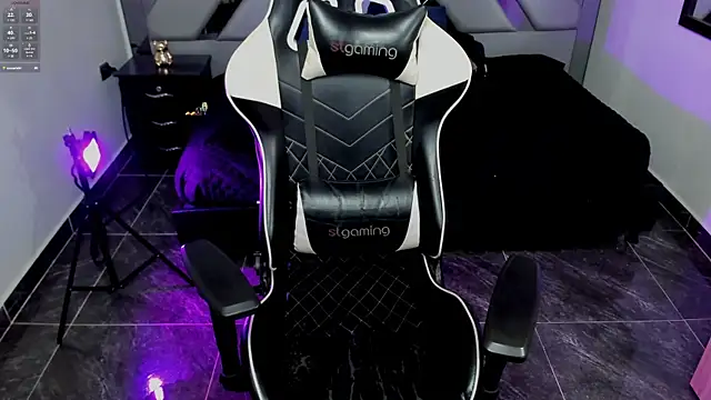 Snapshot of Nahomi-Hill chatting on 02/04/25, 10:45 Nahomi-Hill online show from 02/04/25, 10:45