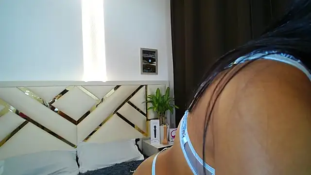 Snapshot of carolineamber_ chatting on 02/25/25, 10:07 carolineamber online show from 02/25/25, 10:07