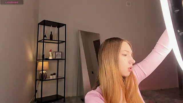 Snapshot of elfinvibes chatting on 09/18/25, 06:04 elfinvibes online show from 09/18/25, 06:04