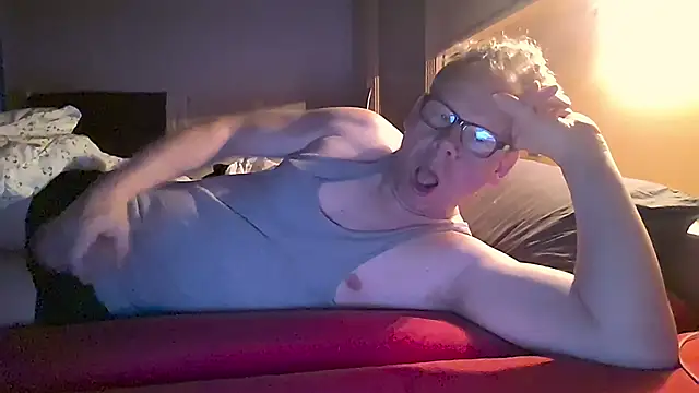 Snapshot of kinkyslet8 chatting on 11/30/25, 08:40 kinkyslet8 online show from 11/30/25, 08:40