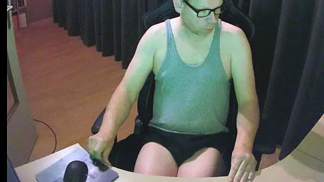 Snapshot of kinkyslet8 chatting on 12/04/25, 09:18 kinkyslet8 online show from 12/04/25, 09:18