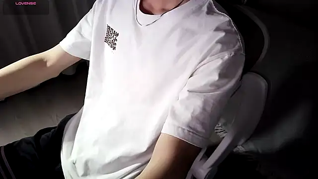 Snapshot of FEIYU001 chatting on 12/28/24, 11:52 FEIYU001 online show from 12/28/24, 11:52