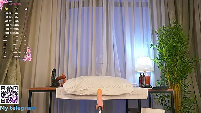 Snapshot of LynBardon chatting on 12/01/25, 04:17 LynBardon online show from 12/01/25, 04:17