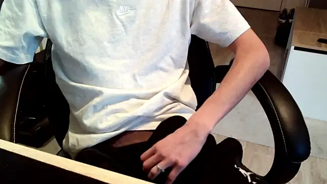 Snapshot of ElViko11 chatting on 10/30/25, 08:38 ElViko11 online show from 10/30/25, 08:38