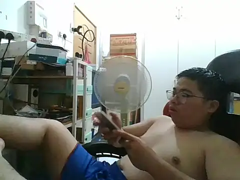 Snapshot of shyboymasturbation chatting on 12/18/24, 12:40 shyboymasturbation online show from 12/18/24, 12:40