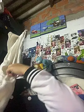 dafne19  online show from 11/18/25, 05:01