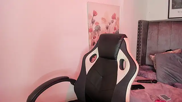 Alaia Cute online show from 11/19/25, 04:12