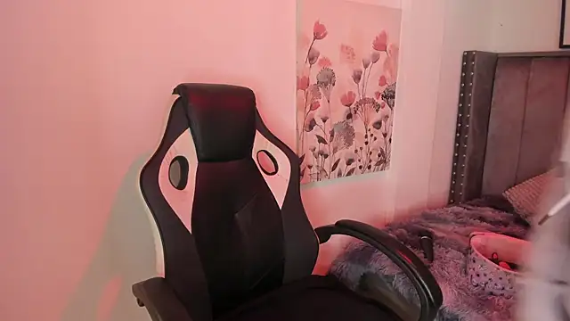 Alaia Cute online show from 12/19/25, 03:13