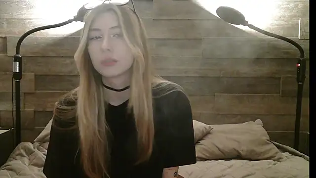 ErikaShyy online show from 12/01/25, 11:15