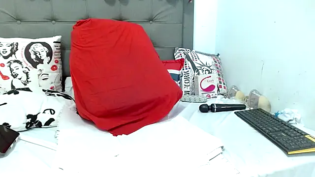 Snapshot of katysquirtdirty chatting on 02/25/25, 12:34 katysquirtdirty online show from 02/25/25, 12:34